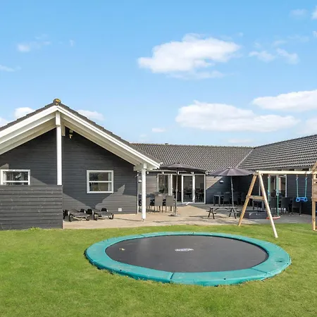 Дом отдыха Beach Front Home In Lokken With Sauna *
