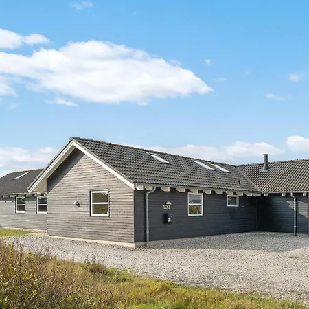Дом отдыха Beach Front Home In Lokken With Sauna Лёккен